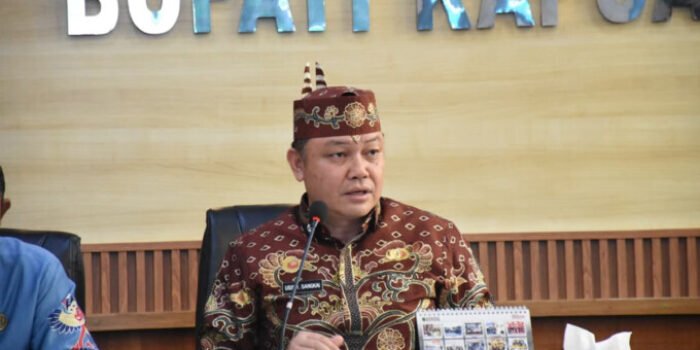 Sekretaris Daerah Kabupaten Kapuas Usis I. Sangkai memimpin Rapat Pengambilan Keputusan dalam Rangka Penerbitan Kesesuaian Kegiatan Pemanfaatan Ruang (KKPR) Kabupaten Kapuas di Ruang Rapat Kantor Bupati Kapuas, Jumat (23/10) pagi.
