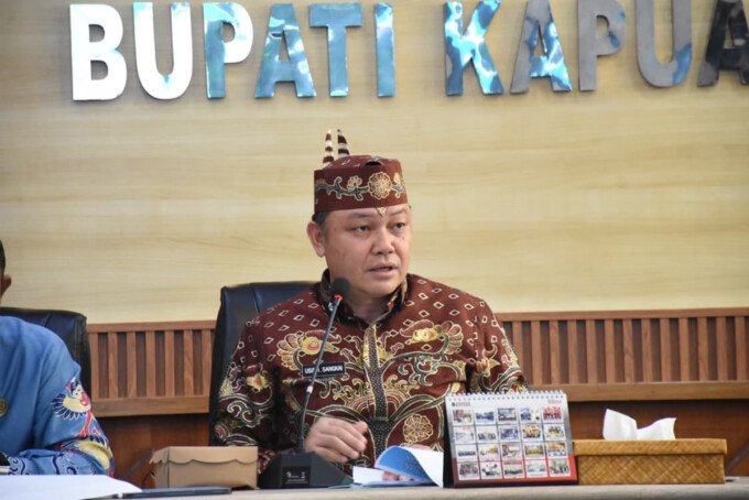 Sekretaris Daerah Kabupaten Kapuas Usis I. Sangkai memimpin Rapat Pengambilan Keputusan dalam Rangka Penerbitan Kesesuaian Kegiatan Pemanfaatan Ruang (KKPR) Kabupaten Kapuas di Ruang Rapat Kantor Bupati Kapuas, Jumat (23/10) pagi.