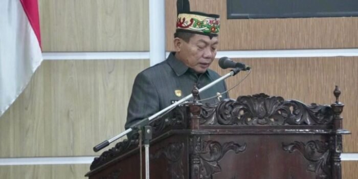 Bupati Kapuas HM Wiyatno menyampaikan pidato pengantar dan nota keuangan Raperda APBD 2027 dalam rapat paripurna DPRD Kapuas, Senin (26/10). Bupati Kapuas HM Wiyatno menyampaikan pidato pengantar dan nota keuangan Raperda APBD 2027 dalam rapat paripurna DPRD Kapuas, Senin (26/10).