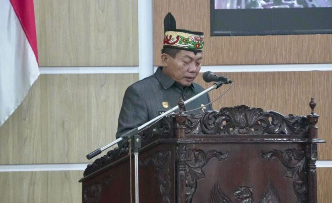 Bupati Kapuas HM Wiyatno menyampaikan pidato pengantar dan nota keuangan Raperda APBD 2027 dalam rapat paripurna DPRD Kapuas, Senin (26/10).