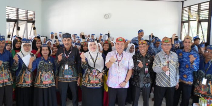 Wakil Bupati Kapuas Dodo mencanangkan Kamis Hanjak Berbudaya di SMPN 2 Pulau Petak, Kamis (1/10).
