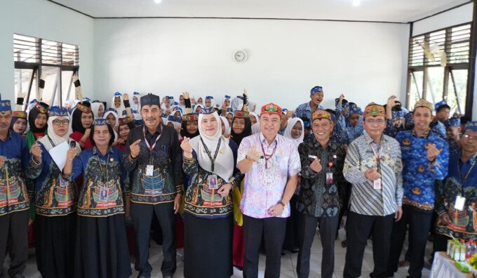 Wakil Bupati Kapuas Dodo mencanangkan Kamis Hanjak Berbudaya di SMPN 2 Pulau Petak, Kamis (1/10).