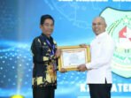 Kepala Dinas Komunikasi dan Informatika Kabupaten Kapuas Hartoni U. Sawang menerima Surat Tanda Registrasi (STR) KapuasKab-TTIS pada prosesi Pengukuhan Bersama TTIS Sektor Administrasi Pemerintahan dan Pembangunan Manusia di Aula dr. Roebiono Kertopati BSSN, Depok, Jawa Barat, Selasa (6/10).