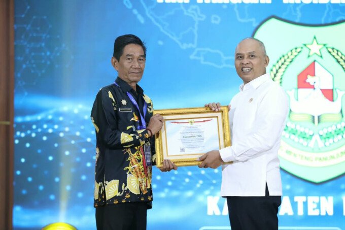 Kepala Dinas Komunikasi dan Informatika Kabupaten Kapuas Hartoni U. Sawang menerima Surat Tanda Registrasi (STR) KapuasKab-TTIS pada prosesi Pengukuhan Bersama TTIS Sektor Administrasi Pemerintahan dan Pembangunan Manusia di Aula dr. Roebiono Kertopati BSSN, Depok, Jawa Barat, Selasa (6/10).