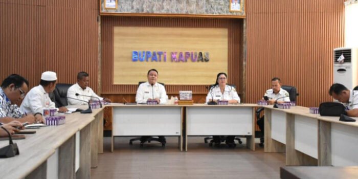 Sekretaris Daerah Kabupaten Kapuas, Usis I. Sangkai, memimpin mediasi kedua sengketa antara Muhraji selaku penerima kuasa dengan PT Kapuas Maju Jaya (KMJ) di Kantor Bupati Kapuas, Rabu (28/10). Sekretaris Daerah Kabupaten Kapuas, Usis I. Sangkai, memimpin mediasi kedua sengketa antara Muhraji selaku penerima kuasa dengan PT Kapuas Maju Jaya (KMJ) di Kantor Bupati Kapuas, Rabu (28/10).