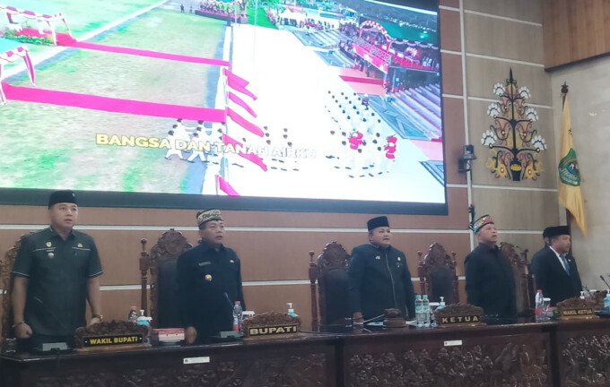 Bupati Kapuas HM Wiyatno didampingi Wakil Bupati Dodo saat rapat paripurna, Senin (12/8).