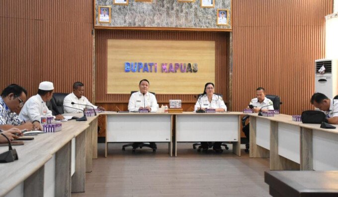 Sekretaris Daerah Kabupaten Kapuas, Usis I. Sangkai, memimpin mediasi kedua sengketa antara Muhraji selaku penerima kuasa dengan PT Kapuas Maju Jaya (KMJ) di Kantor Bupati Kapuas, Rabu (28/10).