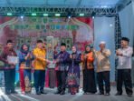 Penyerahan piala juara umum Festival Seni Qasidah (FSQ) XII Tingkat Provinsi Kalimantan Tengah 2026 kepada Kabupaten Kapuas saat malam penutupan di halaman Masjid Agung Al Mukarram Kuala Kapuas, Minggu (18/10) malam. Penyerahan piala juara umum Festival Seni Qasidah (FSQ) XII Tingkat Provinsi Kalimantan Tengah 2026 kepada Kabupaten Kapuas saat malam penutupan di halaman Masjid Agung Al Mukarram Kuala Kapuas, Minggu (18/10) malam.