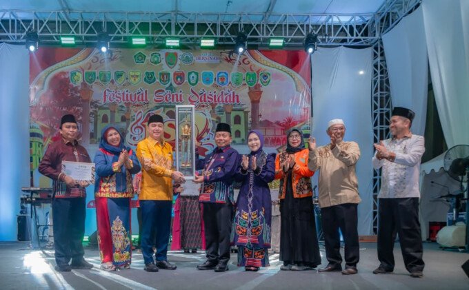 Penyerahan piala juara umum Festival Seni Qasidah (FSQ) XII Tingkat Provinsi Kalimantan Tengah 2026 kepada Kabupaten Kapuas saat malam penutupan di halaman Masjid Agung Al Mukarram Kuala Kapuas, Minggu (18/10) malam.