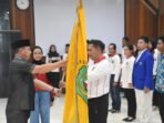 Wakil Bupati Kapuas Dodo saat melepas rombongan Kabupaten Kapuas yang akan mengikuti Peringatan Hari Sumpah Pemuda (HSP) ke-98 dan Ikrar Bersama Anak Bangsa (IKBAB) Tingkat Provinsi Kalimantan Tengah Tahun 2026, Selasa (27/10) di Aula Bakesbangpol Kapuas. Wakil Bupati Kapuas Dodo saat melepas rombongan Kabupaten Kapuas yang akan mengikuti Peringatan Hari Sumpah Pemuda (HSP) ke-98 dan Ikrar Bersama Anak Bangsa (IKBAB) Tingkat Provinsi Kalimantan Tengah Tahun 2026, Selasa (27/10) di Aula Bakesbangpol Kapuas.