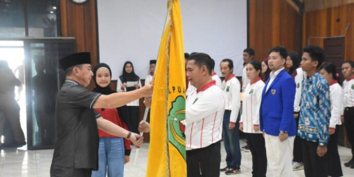 Wakil Bupati Kapuas Dodo saat melepas rombongan Kabupaten Kapuas yang akan mengikuti Peringatan Hari Sumpah Pemuda (HSP) ke-98 dan Ikrar Bersama Anak Bangsa (IKBAB) Tingkat Provinsi Kalimantan Tengah Tahun 2026, Selasa (27/10) di Aula Bakesbangpol Kapuas. Wakil Bupati Kapuas Dodo saat melepas rombongan Kabupaten Kapuas yang akan mengikuti Peringatan Hari Sumpah Pemuda (HSP) ke-98 dan Ikrar Bersama Anak Bangsa (IKBAB) Tingkat Provinsi Kalimantan Tengah Tahun 2026, Selasa (27/10) di Aula Bakesbangpol Kapuas.