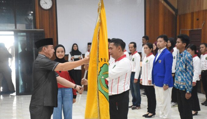 Wakil Bupati Kapuas Dodo saat melepas rombongan Kabupaten Kapuas yang akan mengikuti Peringatan Hari Sumpah Pemuda (HSP) ke-98 dan Ikrar Bersama Anak Bangsa (IKBAB) Tingkat Provinsi Kalimantan Tengah Tahun 2026, Selasa (27/10) di Aula Bakesbangpol Kapuas.
