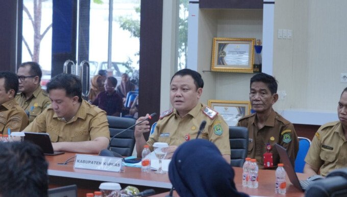 Sekda Kapuas Usis I. Sangkai memaparkan upaya peningkatan keterbukaan informasi publik dalam tahapan presentasi Monev Keterbukaan Informasi Publik Provinsi Kalteng 2026 di Palangka Raya.