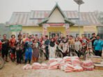 Bupati Kapuas H. Muhammad Wiyatno menyerahkan bantuan pangan kepada masyarakat terdampak kekeringan dan Karhutla di Desa Tumbang Mangkutup, Sabtu (3/10). Bupati Kapuas H. Muhammad Wiyatno menyerahkan bantuan pangan kepada masyarakat terdampak kekeringan dan Karhutla di Desa Tumbang Mangkutup, Sabtu (3/10).