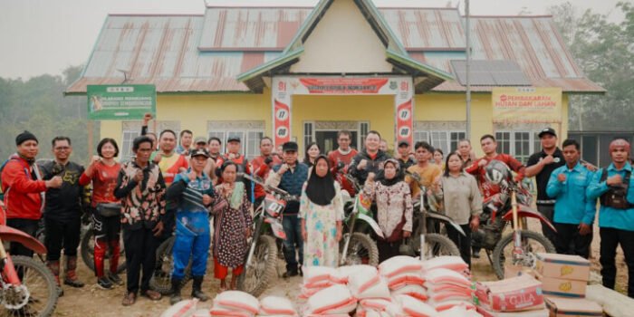 Bupati Kapuas H. Muhammad Wiyatno menyerahkan bantuan pangan kepada masyarakat terdampak kekeringan dan Karhutla di Desa Tumbang Mangkutup, Sabtu (3/10).