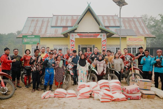 Bupati Kapuas H. Muhammad Wiyatno menyerahkan bantuan pangan kepada masyarakat terdampak kekeringan dan Karhutla di Desa Tumbang Mangkutup, Sabtu (3/10).