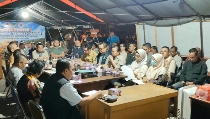 Bupati Kapuas HM Wiyatno, Wakil Bupati Dodo, Sekda Kapuas Dr Usis I Sangkai saat rapat evaluasi status tanggap darurat bencana kekeringan dan karhutla di Posko Induk BPBD Kapuas, Senin (12/10) malam.