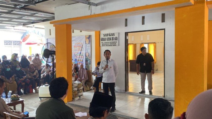 Wali Kota Palangka Raya Fairid Naparin saat memberikan sambutan kegiatan pasar murah dan pelayanan masyarakat, Kamis (1/10).