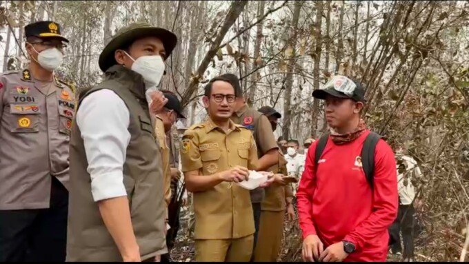 Wali Kota Palangka Raya, Fairid Naparin mendampingi Menteri Kehutanan RI, Raja Juli Antoni meninjau penanganan karhutla di kawasan Taman Nasional Sebangau, Selasa (13/10).