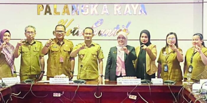 Wali Kota Palangka Raya, Fairid Naparin memimpin rapat monev keterbukaan informasi republik tingkat kabupaten/kota se-Kalimantan Tengah tahun 2026.