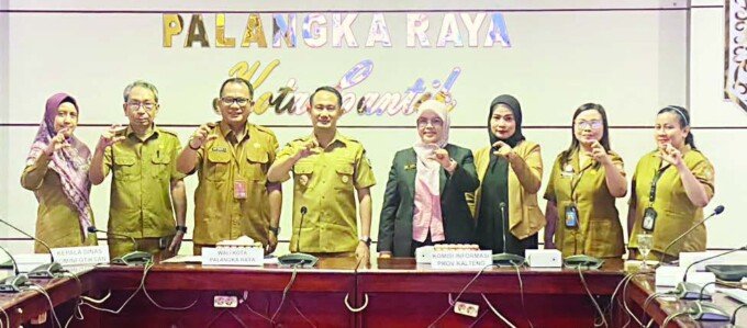 Wali Kota Palangka Raya, Fairid Naparin memimpin rapat monev keterbukaan informasi republik tingkat kabupaten/kota se-Kalimantan Tengah tahun 2026.