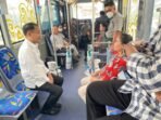 Wali Kota Palangka Raya Fairid Naparin saat meninjau operasional bus oksigen keliling, Selasa (20/10).