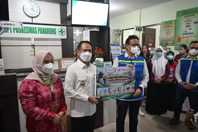 Wali Kota Palangka Raya Fairid Naparin mendampingi Menteri Kesehatan Republik Indonesia (Menkes RI), Budi Gunadi Sadikin meninjau fasilitas layanan kesehatan di Puskesmas Panarung, Jumat (24/10).