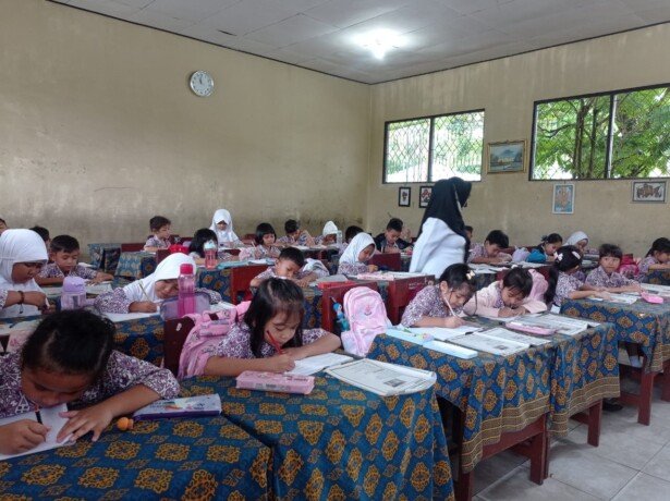 Para siswa di salah satu Sekolah Dasar di Kota Palangka Raya saat melangsungkan Pembelajaran tatap muka, beberapa waktu lalu.