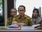 Wali Kota Palangka Raya, Fairid Naparin saat memimpin rapat di Pemko, belum lama ini.