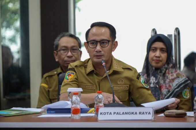 Wali Kota Palangka Raya, Fairid Naparin saat memimpin rapat di Pemko, belum lama ini.