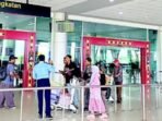 Aktifitas bepergian masyarakat di bandara Tjilik Riwut, Selasa (6/10).