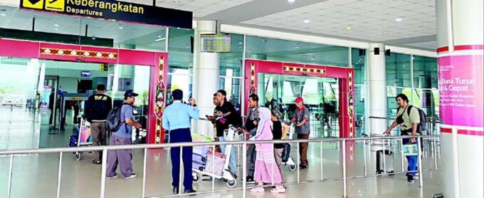 Aktifitas bepergian masyarakat di bandara Tjilik Riwut, Selasa (6/10).