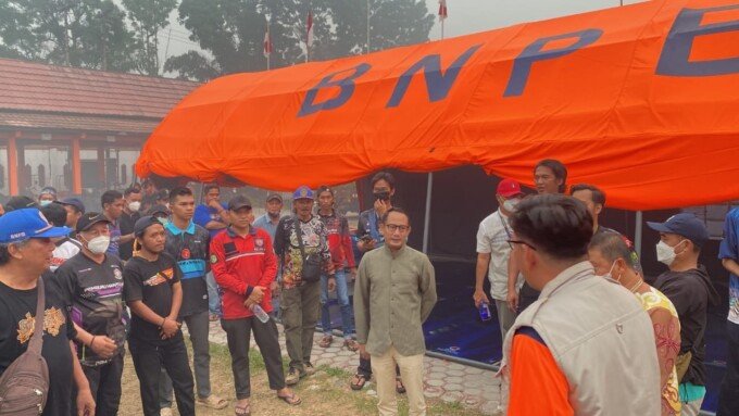 Wali Kota Palangka Raya, Fairid Naparin saat bincang bersama relawan kebakaran hutan dan lahan, belum lama ini.