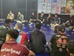 Wali Kota Palangka Raya, Fairid Naparin bersama Ketua Relawan Kota Palangka Raya Okki Maulana berkoordinasi untuk penanganan karhutla, baru-baru ini.