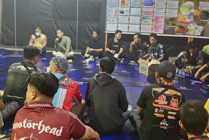 Wali Kota Palangka Raya, Fairid Naparin bersama Ketua Relawan Kota Palangka Raya Okki Maulana berkoordinasi untuk penanganan karhutla, baru-baru ini.