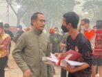 Wali Kota Palangka Raya Fairid Naparin berikan dukungan moril kepada petugas yang berjibaku memadamlan karhutla.