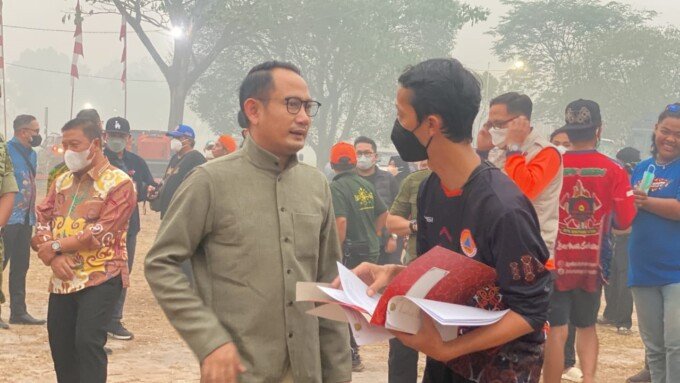 Wali Kota Palangka Raya Fairid Naparin berikan dukungan moril kepada petugas yang berjibaku memadamlan karhutla.