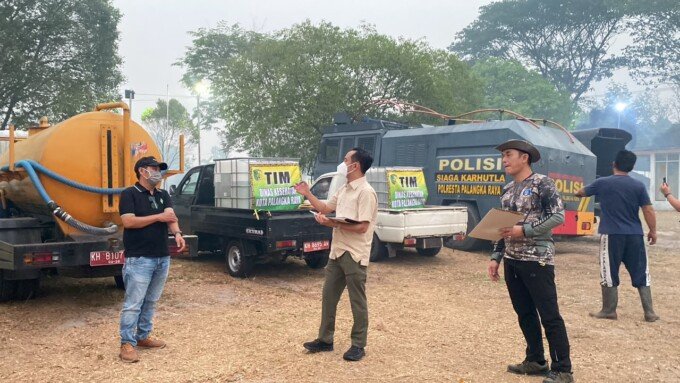 Wali Kota Palangka Raya, Fairid Naparin mengarahkan OPD untuk bantuan penanganan karhutla.