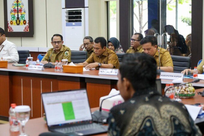 Pemerintah Kota Palangka Raya mengikuti penilaian Keterbukaan Informasi Publik oleh Komisi Informasi Provinsi Kalimantan Tengah di aula Kanderang Tingang, Dinas Kominukasi, Informatika, Statistika dan Persandian Provinsi Kalimantan Tengah, Selasa (27/10).
