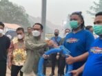 Wali Kota Palangka Raya secara simbolis menyerahkan 10 unit alat untuk penanganan karhutla kepada relawan lapangan, Jumat sore (2/10).