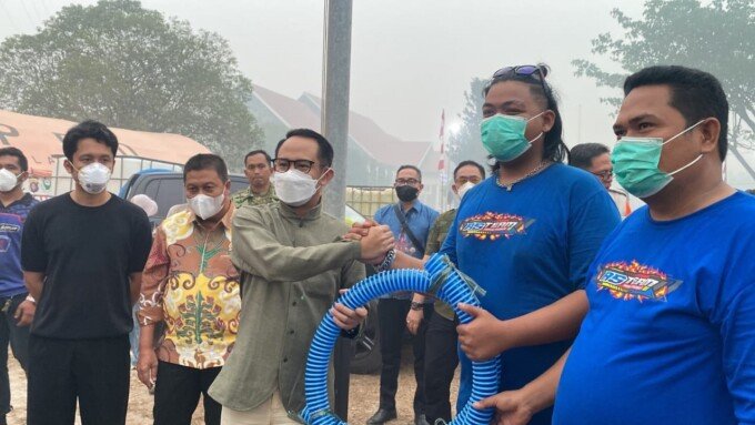 Wali Kota Palangka Raya secara simbolis menyerahkan 10 unit alat untuk penanganan karhutla kepada relawan lapangan, Jumat sore (2/10).