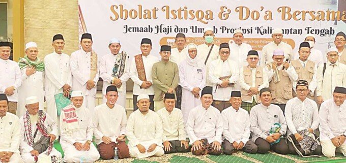 Wali Kota Palangka Raya Fairid Naparin bersama Wakil Wali Kota Palangka Raya Achmad Zaini mengikuti Salat Istisqa bersama jajaran Kemenag, organisasi keagamaan dan jamaah haji serta umrah, Jumat Pagi (2/10).