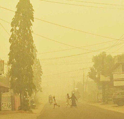 Masyarakat terpaksa tetap beraktivitas normal di tengah kondisi asap pekat yang menyelimuti Kota Palangka Raya. Tampak arus lalu lintas di Jalan Rajawali yang masih ramai, Selasa (6/10).