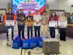 Wali Kota Palangka Raya, Fairid Naparin menerima sejumlah bantuan dari OJK, BI, dan industri Jasa Keuangan di ruang rapat Peteng Karuhei kawasan Kantor Wali Kota Palangka Raya, Jumat (9/10).