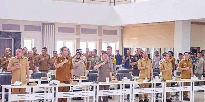 Wali Kota Palangka Raya, Fairid Naparin mengikuti Rakor Penanggulangan Karhutla bersama KASAD dan Kepala BNPB di Aula Banama Tingang, Kantor Bupati Pulang Pisau, Selasa (20/10).