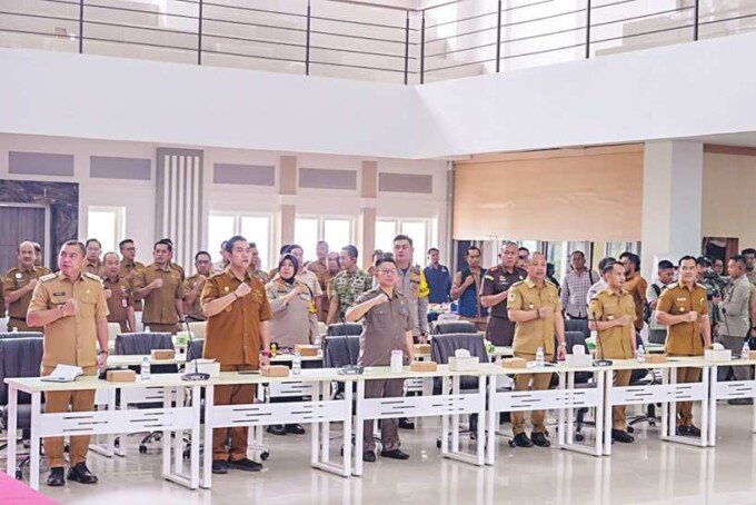 Wali Kota Palangka Raya, Fairid Naparin mengikuti Rakor Penanggulangan Karhutla bersama KASAD dan Kepala BNPB di Aula Banama Tingang, Kantor Bupati Pulang Pisau, Selasa (20/10).