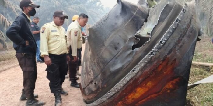 Puing logam berukuran besar saat di temukan diperkebunan kelapa sawit PT Agro Bukit, Jalan Jenderal Sudirman Km 26, Blok G 38/39 Sungai Lenggana Estate, Dusun Rongkang, Desa Natai Baru, Kecamatan Mentaya Hilir Utara, Kabupaten Kotim, Senin (19/10).